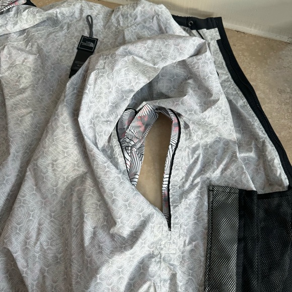 The North Face Womens Size XL Geometric Print Hooded Vented Full Zip Rain Jacket - Picture 10 of 16